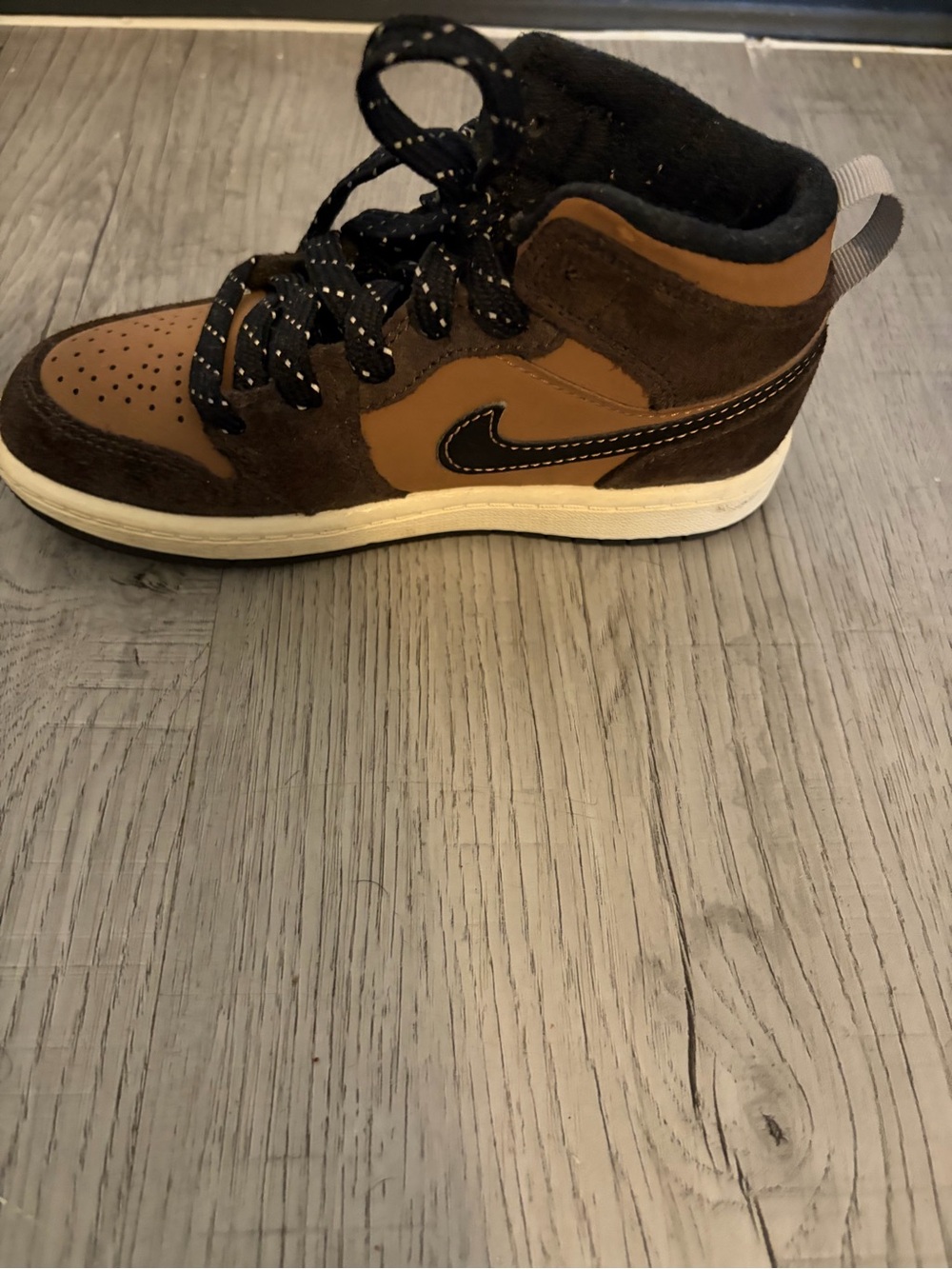 Nike boys High-Top Sneakers in Brown and Black - Picture 7 of 9